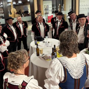 Da in der Kaffeestube kein Platz mehr war, hat man sich Bartische geschnappt und auch da weitergesungen